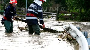 Cod galben de inundaţii pe mai multe râuri din şapte judeţe