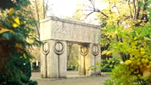 Poarta Sărutului va fi RESTAURATĂ. Institutul Patrimoniului a alocat peste 370.000 de lei pentru proiect