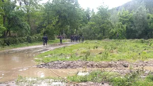 Tragedia din Prahova: Pompierii au reluat căutările celui de-al patrulea copil luat de viitură/ Un bărbat care se plimba cu ATV-ul, luat şi el de viitură