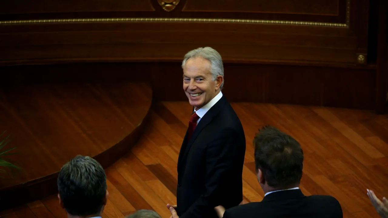 Tony Blair, care este considerat un erou în Kosovo, s-a întâlnit cu cinci Tonibler la Priştina