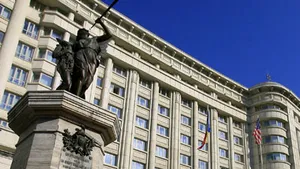Mascarea Monumentului Pompierilor de o construcţie publicitară, analizată de MCC