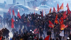 PROTESTE de Ziua Muncii în Turcia: Poliţia a folosit gaze lacrimogene pentru dispersarea manifestanţilor. Aproximativ 200 de persoane, REŢINUTE