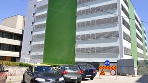 REPORTAJ: Prima parcare supraterană făcută de autorităţi, motiv de scandal între ploieşteni şi Primărie - FOTO