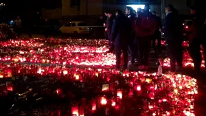 REPORTAJ: Flori şi mesaje tulburătoare în faţa clădirii Clubului Colectiv, la o săptămână de la tragedie - FOTO