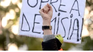 CAZUL poliţistului Bogdan Gigină: MITING la Bucureşti prin care s-a cerut demisia lui Gabriel Oprea. Manifestanţii au mers la Ministerul de Interne şi la Guvern, scandând 