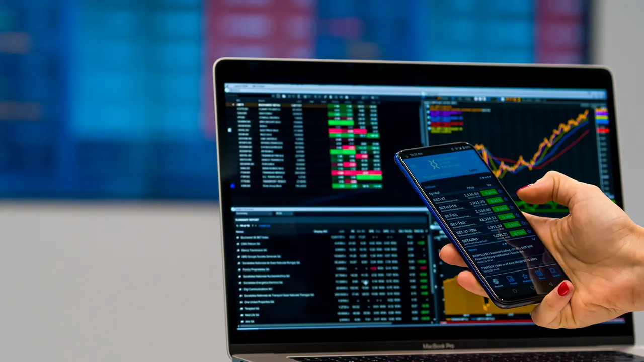 Investitorii de la Bursa de Valori trec pe “hold” după rezultatele parţiale ale alegerilor parlamentare: indicele principal BET deschide uşor pe plus. Volume mici
