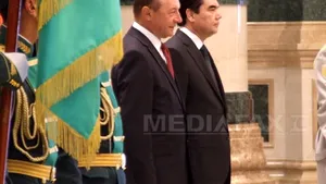 Băsescu, întâmpinat cu ceremonial militar de liderul turkmen Berdâmuhamedov - FOTO