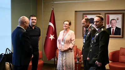FOTO&VIDEO Ministrul interimar Radu Miruță a ajuns în tricou în Turcia, pentru Summitul NATO. Este însoțit de șeful SMA, Gheorghiță Vlad, acuzat de DNA