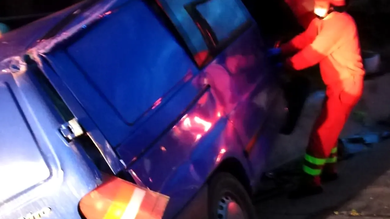 Un microbuz a intrat într-un cap de pod, în Bistriţa. Trei persoane au fost rănite
