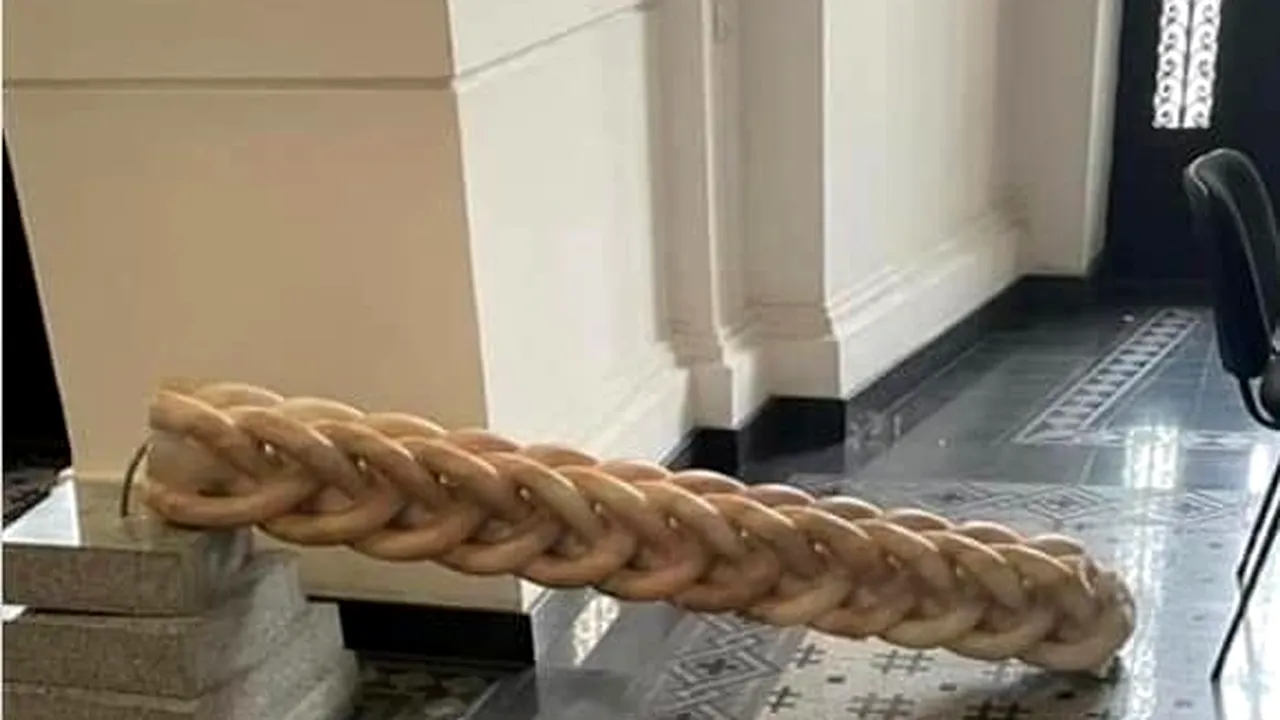 PMB vine cu precizări în cazul copilului rănit în sediul Primăriei Capitalei, după ce o statuetă a căzut pe el