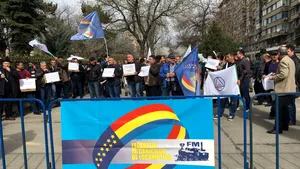 Sindicaliştii CFR pichetează Ministerul Transporturilor. 