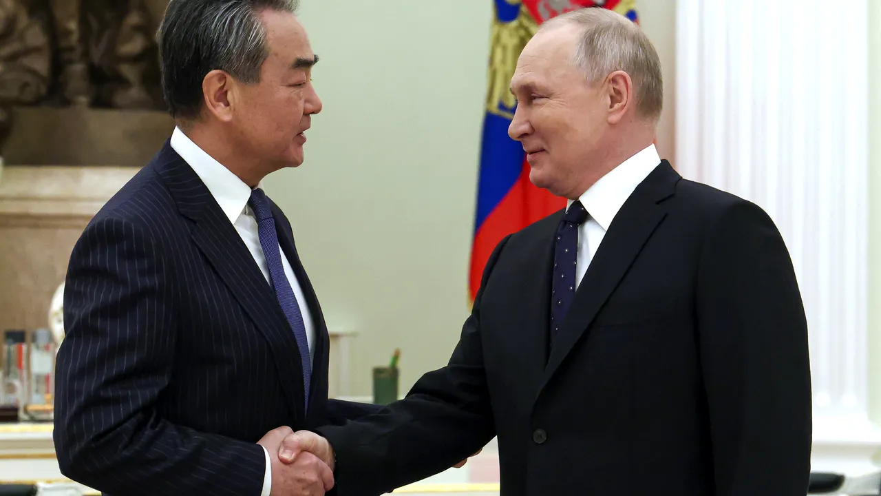 Şeful diplomaţiei chineze începe luni o vizită în Rusia pentru a pregăti o întâlnire între Putin şi Xi Jinping