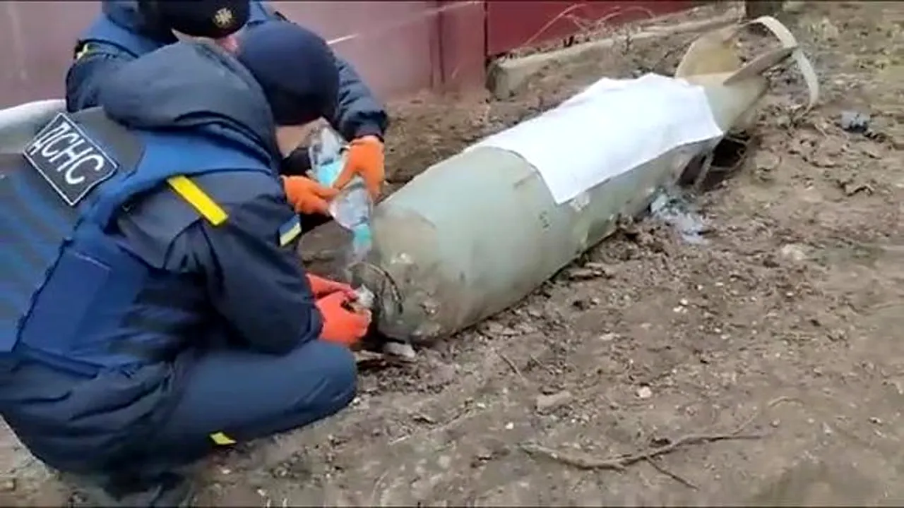 Doi soldaţi ucraineni dezamorsează o bombă cu o sticlă de apă şi cu mâinile goale