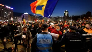 Protestul anti-restricţii, repetat în noapte în Bucureşti. 12 jandarmi răniţi şi 188 de persoane audiate. Prefectul Capitalei: Cei care au instigat trebuie să plătească/ Nu vom renunţa la restricţii