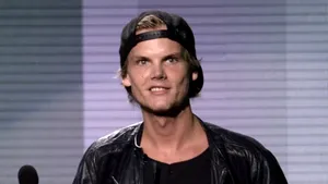 Avicii, „calm şi relaxat” pe yacht, cu o zi inainte să fie găsit fără suflare. Dj-ul, fotografiat cu o băutură în mână FOTO