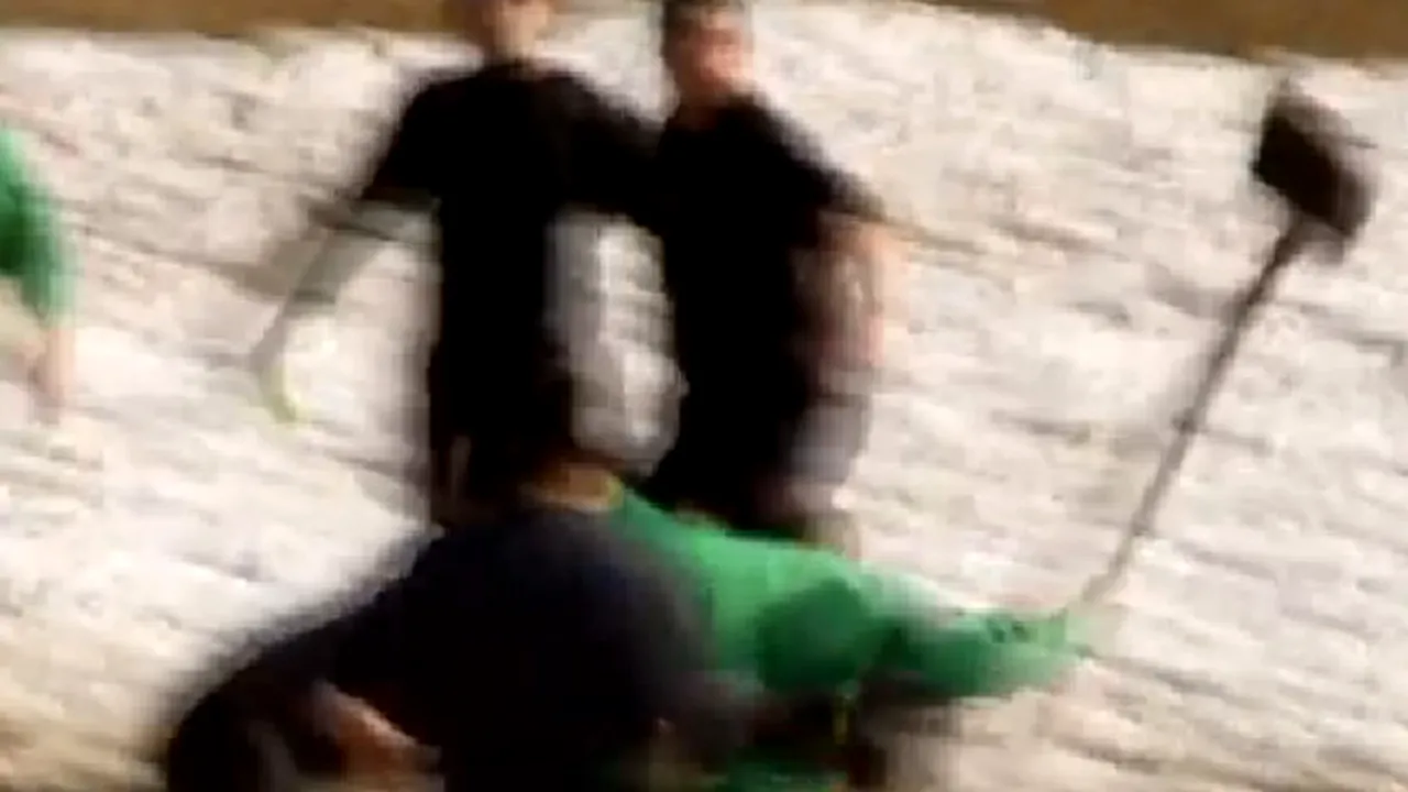 Arbitru alergat cu lopata pe teren, la un meci de Liga a IV-a - VIDEO