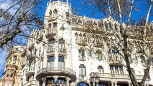 Turist înjunghiat în gât într-un hotel de cinci stele din Barcelona. Poliția îi caută pe cei trei atacatori