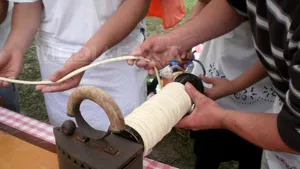 Zeci de tineri s-au întrecut la Festivalul colacului secuiesc, organizat în premieră la Dăneşti - FOTO