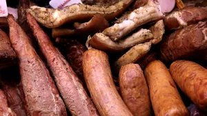 Peste o tonă de carne infestată cu pestă porcină, vândută în hala din piaţa din Târgu-Jiu