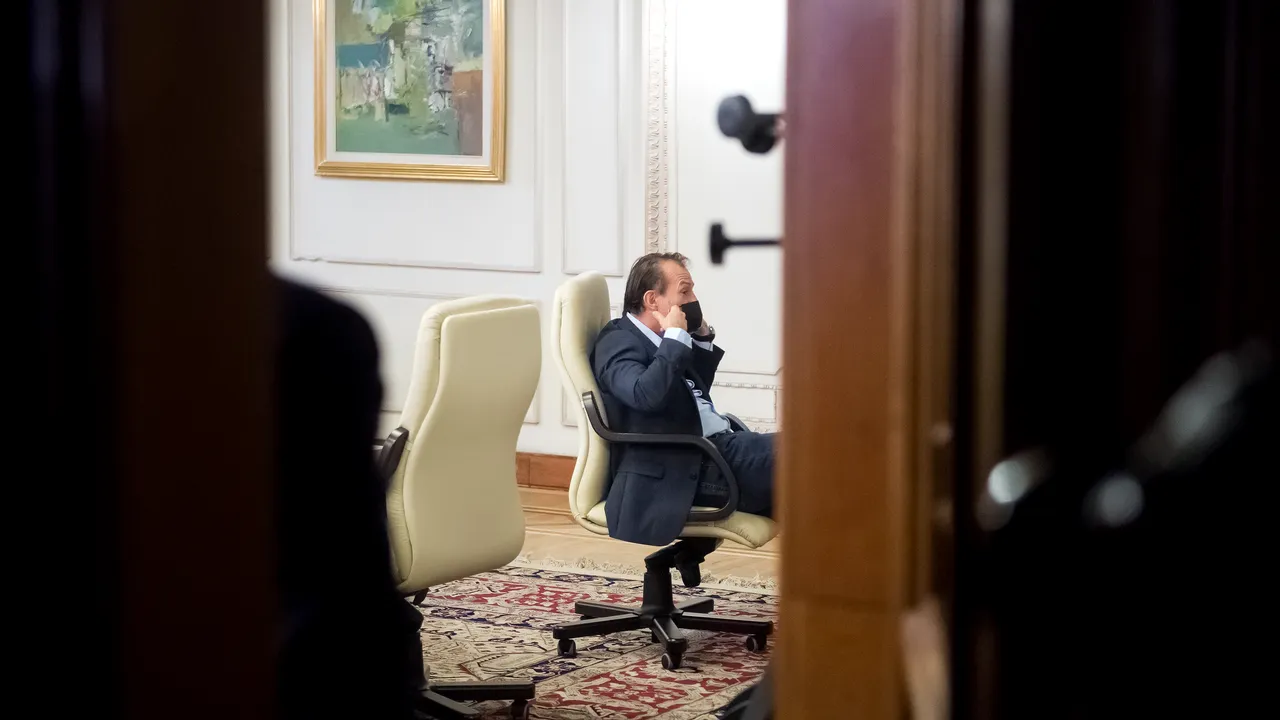COMENTARIU Sorin Avram: Florin Cîţu, şi fără scaun, şi fără fotoliu