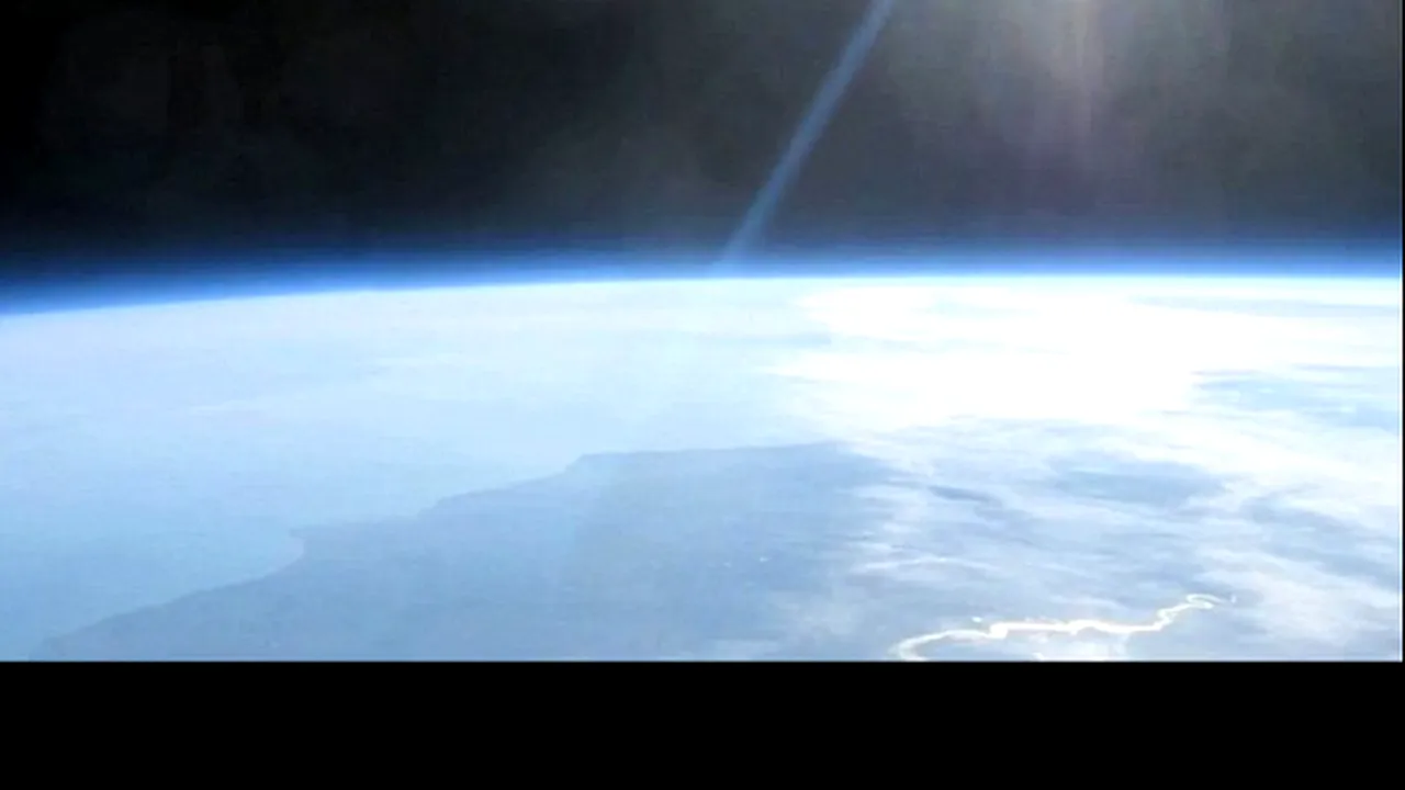 Imagini uimitoare de la graniţa atmosferei terestre: Cum se vede Tamisa din stratosferă - VIDEO