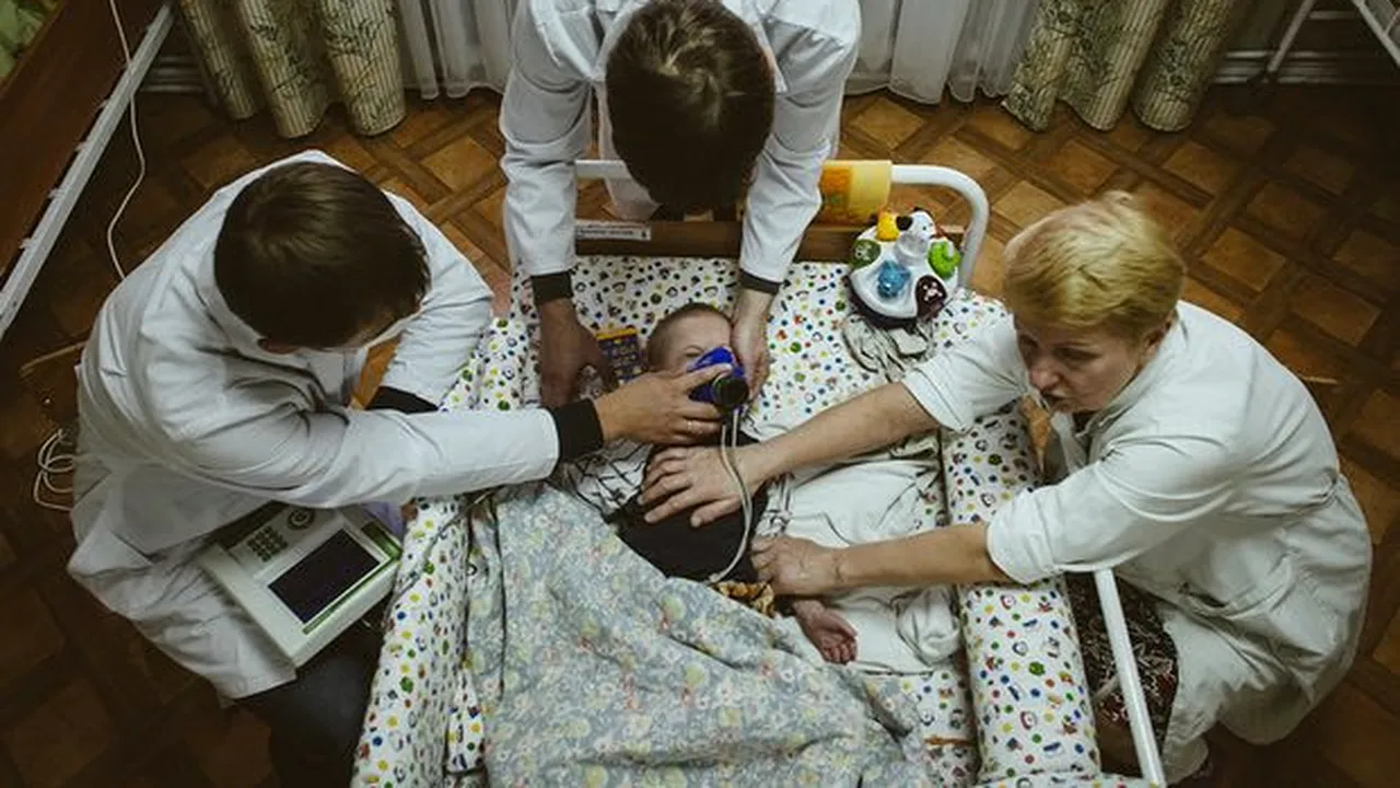 FOTO Copii, aflaţi în pragul înfometării, în orfelinate din Belarus/ Tânăr de 20 de ani cu greutatea de 11,5 kg.