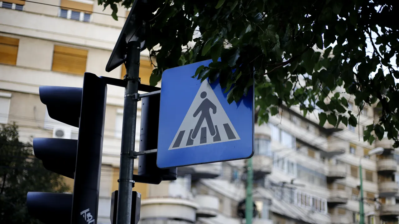 Un bărbat a lovit cu maşina o femeie pe o trecere de pietoni în Sectorul 1 al Capitalei şi a fugit