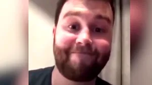 Ce faci când fetiţa ta aduce acasă un inel cu trei diamante, după ce a fost cerută de soţie de un coleg de şcoală? - VIDEO