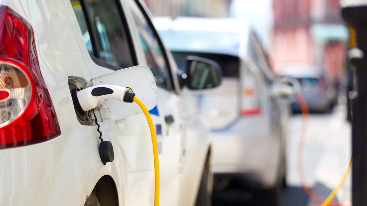 Maşinile electrice vor costa mai puţin decât cele pe benzină până în 2025