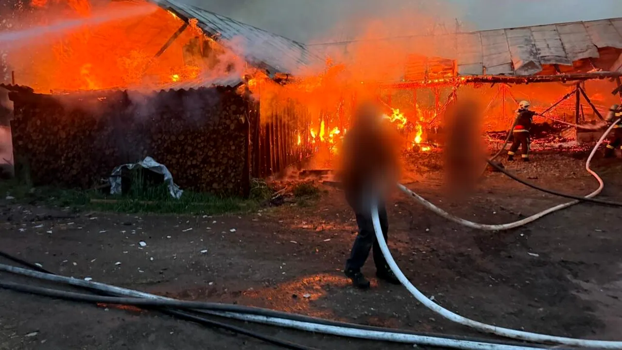 Incendiu puternic la două adăposturi de animale din Frătăuții Vechi. Echipajele intervin pentru stingerea focului