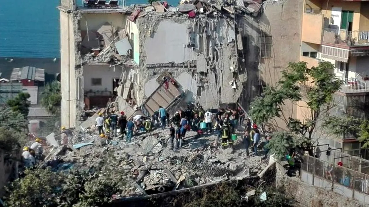 FOTO, VIDEO | Opt persoane date dispărute în urma prăbuşirii unei clădiri în apropiere de oraşul Napoli