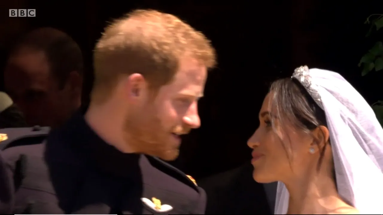 Soţ şi soţie, Harry şi Meghan, deveniţi ducele şi ducesa de Sussex. MOMENTUL mult aşteptat al SĂRUTULUI, pe treptele capelei Saint George din Windsor. Ce şi-au şoptit înainte - GALERIE FOTO