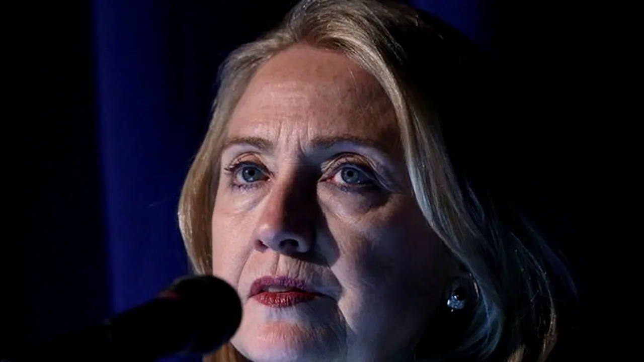 Hillary Clinton are un cheag între creier şi cutia craniană. Medicii, optimişti privind refacerea ei