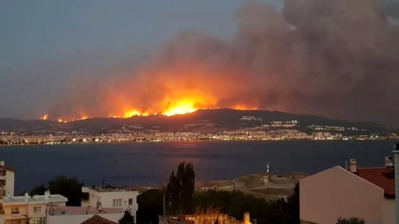 Traficul maritim prin strâmtoarea Dardanele din Turcia, suspendat din cauza unui incendiu de pădure