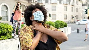 “NU POT SĂ RESPIR!” Atunci când măştile de protecţie devin pancarte de protest | GALERIE FOTO