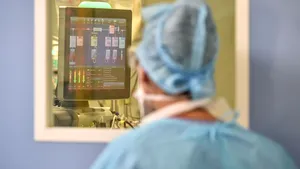 Abateri grave la Neamţ: O bolnavă de coronavirus, aşezată la spital lângă o femeie care făcea dializă. Cazul, semnalat de fiica femeii: „Îmi vine să urlu”