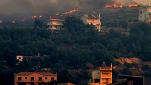 Sute de locuitori de la periferia Atenei, evacuaţi din cauza incendiilor - VIDEO