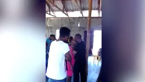 Momente bizare într-o biserică: Femeie sărutată cu forţa de un pastor pentru a-i ”curăţa sufletul”. Ce făcea o altă enoriaşă în tot acest timp | VIDEO
