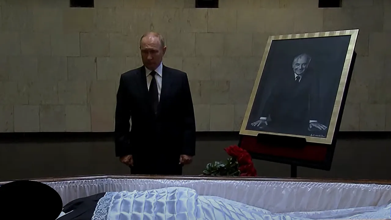 Putin i-a adus un omagiu lui Gorbaciov. Dictatorul rus îl ura pe fostul preşedinte sovietic fiindcă a 