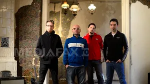 Trupa Omul cu Şobolani cântă în deschiderea concertului Jack White la Bucureşti