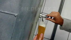 Cum se fabrică berea - de la malţul adus din Germania, până la recipientele cât blocurile în care fierbe berea în România