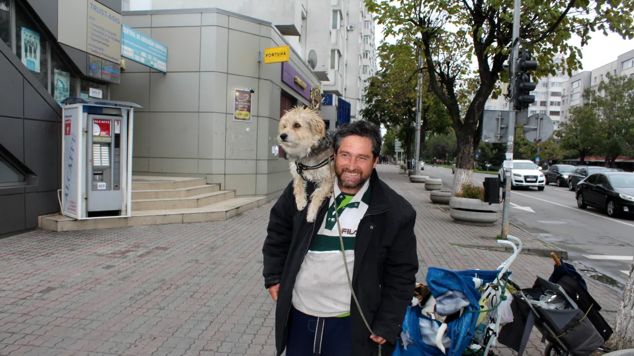 FOCUS: Italianul care călătoreşte cerşind prin Europa a ajuns în România. Fermecat de oameni şi locuri, a decis să-şi prelungească periplul - GALERIE FOTO 
