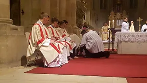 Arhiepiscopul de Alba Iulia a spălat şi sărutat picioarele a 12 studenţi teologi, la slujba din Joia Patimilor | GALERIE FOTO, VIDEO
