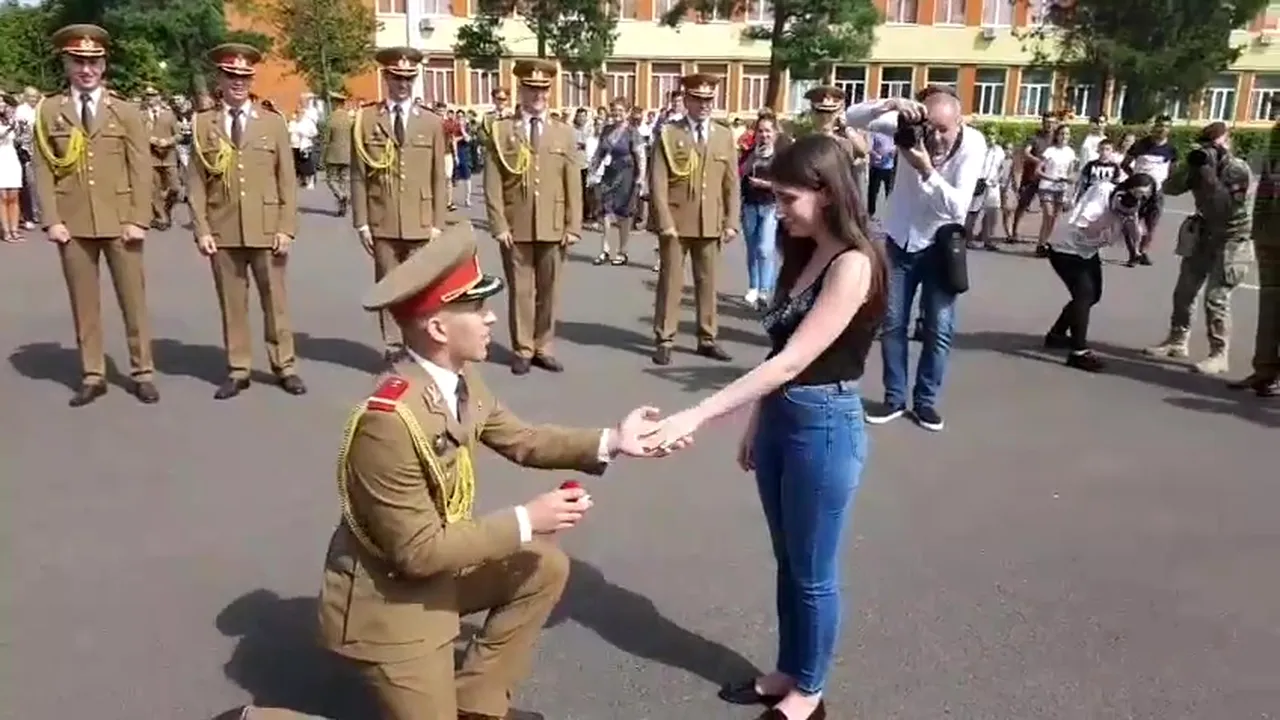 Un ofiţer şi-a cerut în căsătorie iubita în faţa ministrului Apărării. Reacţia lui Mihai Fifor | VIDEO