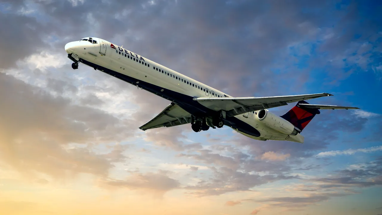 Avion întors din drum din cauza nesupunerii pasagerilor la regulile anti-Covid-19