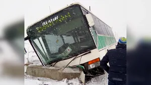 Un microbuz cu opt oameni la bord a intrat într-un cap de pod, în Suceava 