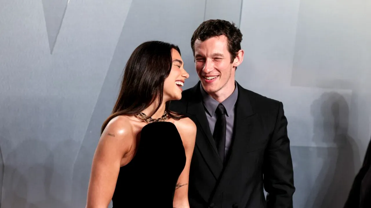 Dua Lipa și Callum Turner s-au căsătorit la Londra. Cei doi pregătesc o petrecere de trei zile în Sicilia
