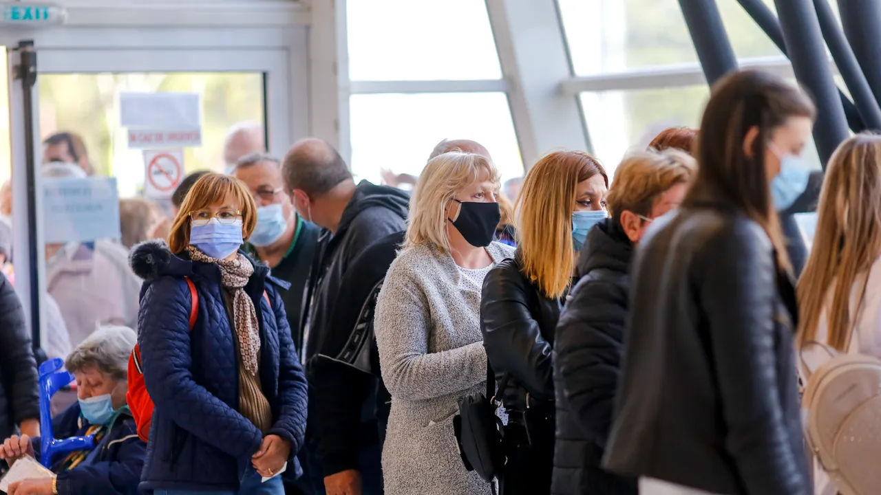 Cozi în ploaie pentru vaccinare, la Blaj. DSP Alba a suplimentat, de urgenţă, dozele