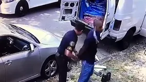 Poliţist american, filmat în timp ce încătuşează un medic de culoare care testează oamenii străzii pentru coronavirus 