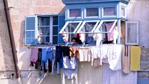 FOTO „Rufe murdare” spălate în vecini, vopsea şi chef de ceartă: ingredientele unui scandal de proporţii într-un bloc din Tulcea. Incidentul, anunţat la 112